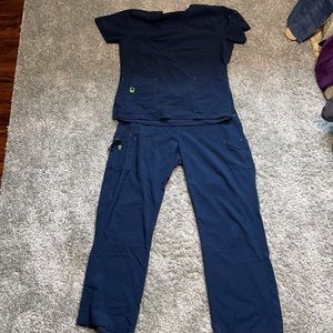 Carhartt matching scrub top and bottoms